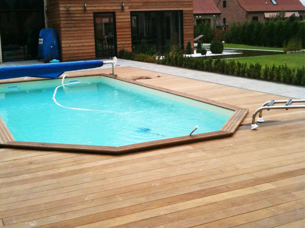 pose terrasse bois autour piscine coque